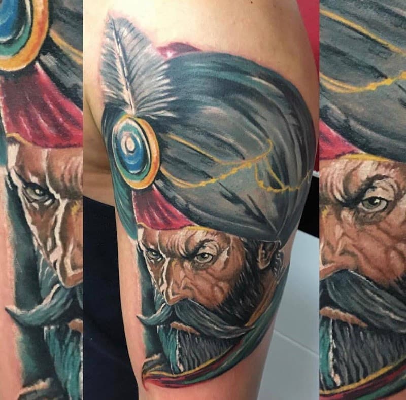 Realistisch portret van een man met een tulband en baard op de bovenarm.