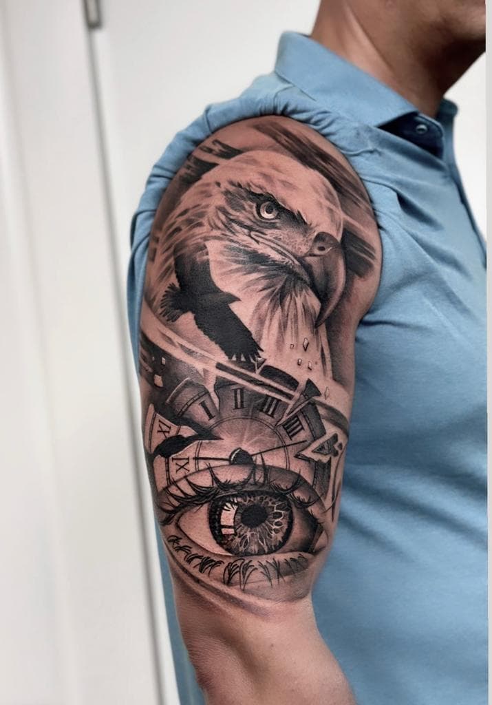 Realistische adelaar, klok en oog op bovenarm.