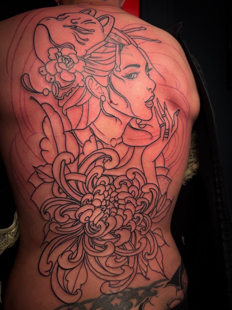 Grote lijntekening van vrouw met vossenmasker en chrysant op rug.