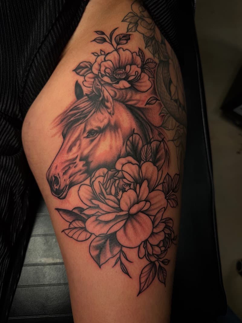 Paardenhoofd met pioenrozen op bovenbeen.