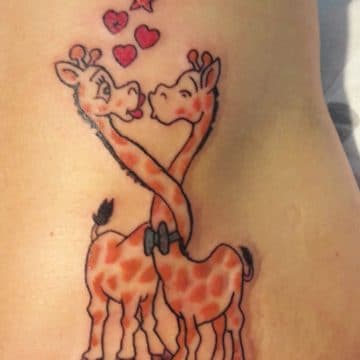 Cartoon giraffen die kussen met hartjes.