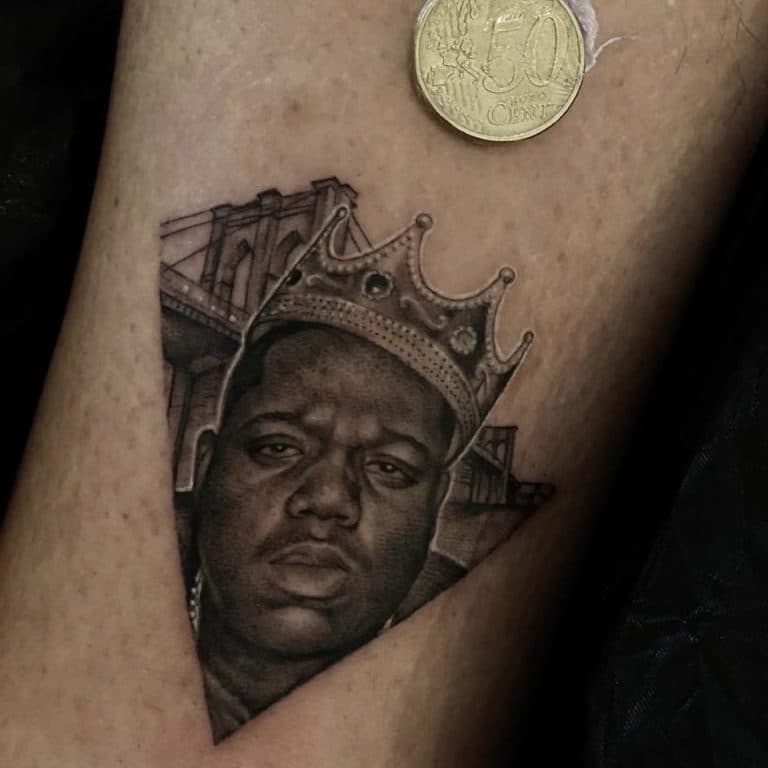 Realistisch portret van Biggie Smalls met kroon en Brooklyn Bridge.