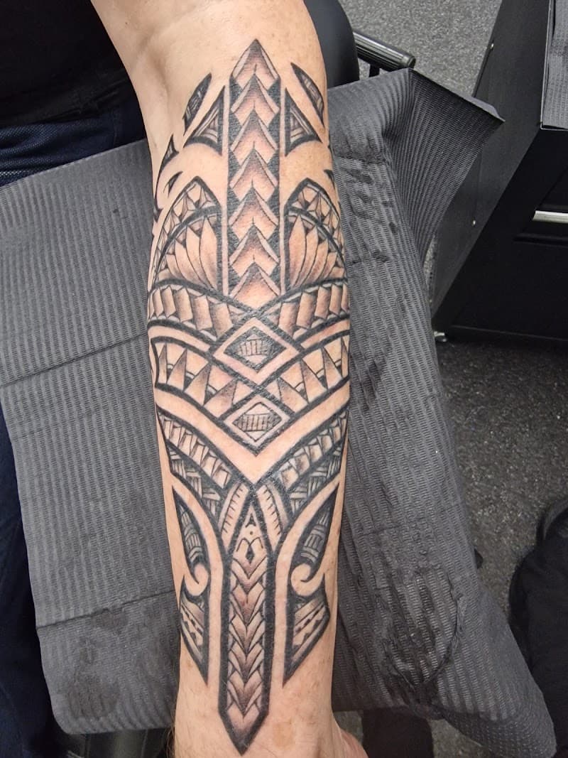 Grote Polynesische tribal tattoo op onderarm.