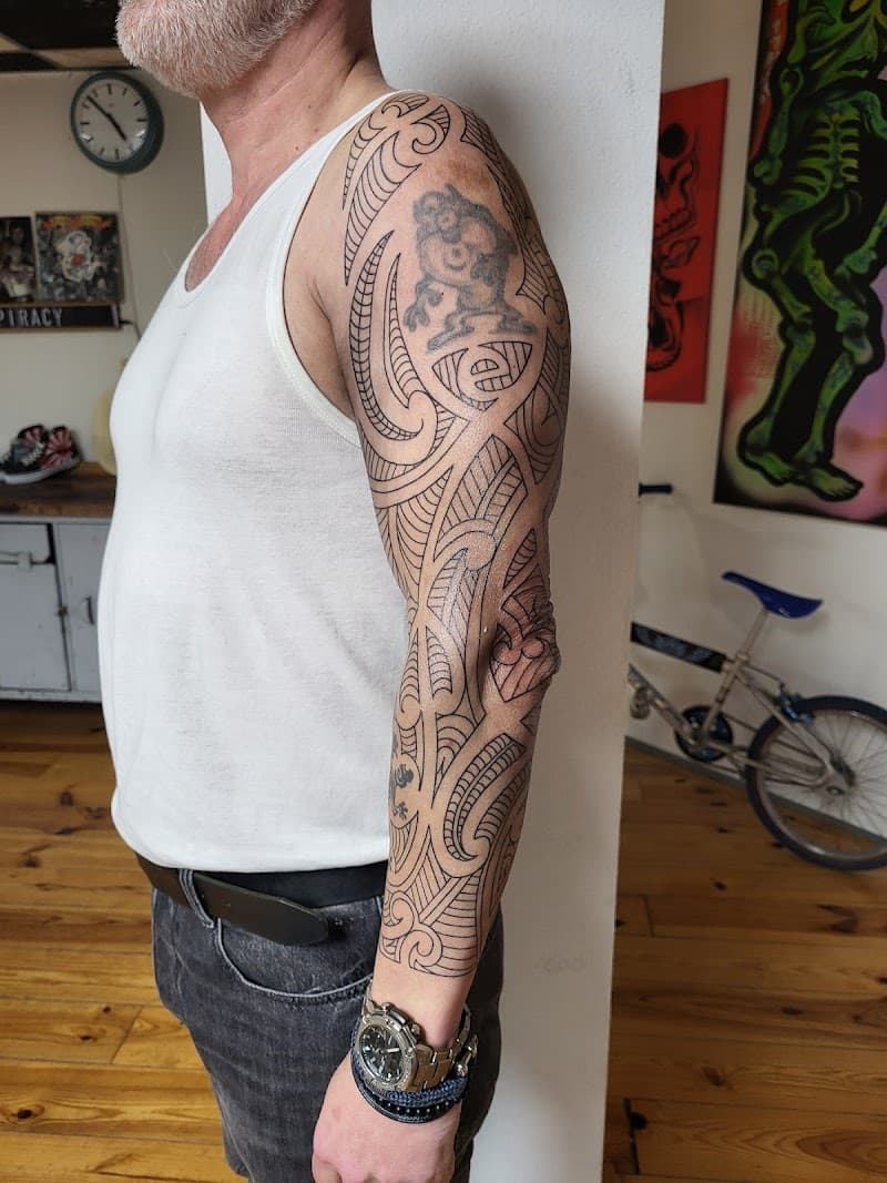 Grote Polynesische tribal sleeve tattoo op de volledige arm.