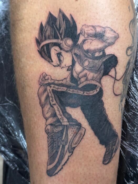 Vegeta in streetwear met koptelefoon en sneakers.