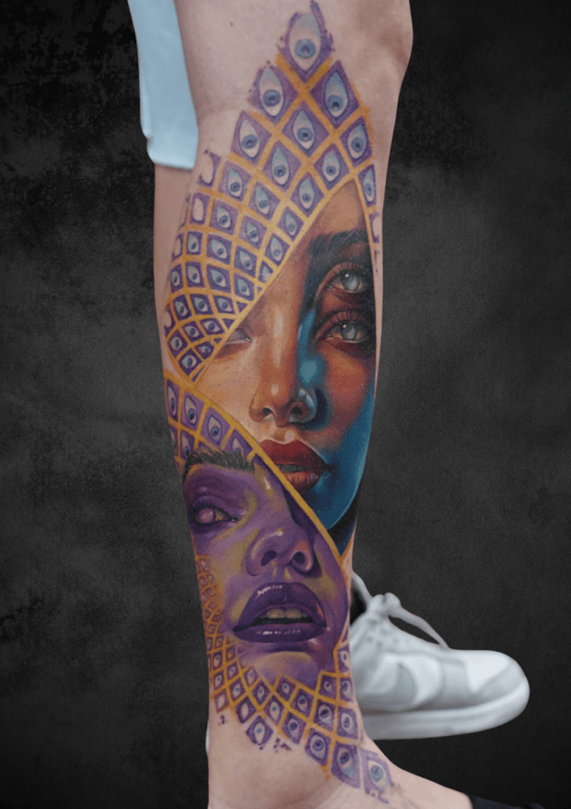 Surrealistisch portret met meerdere ogen en geometrisch patroon op onderbeen.