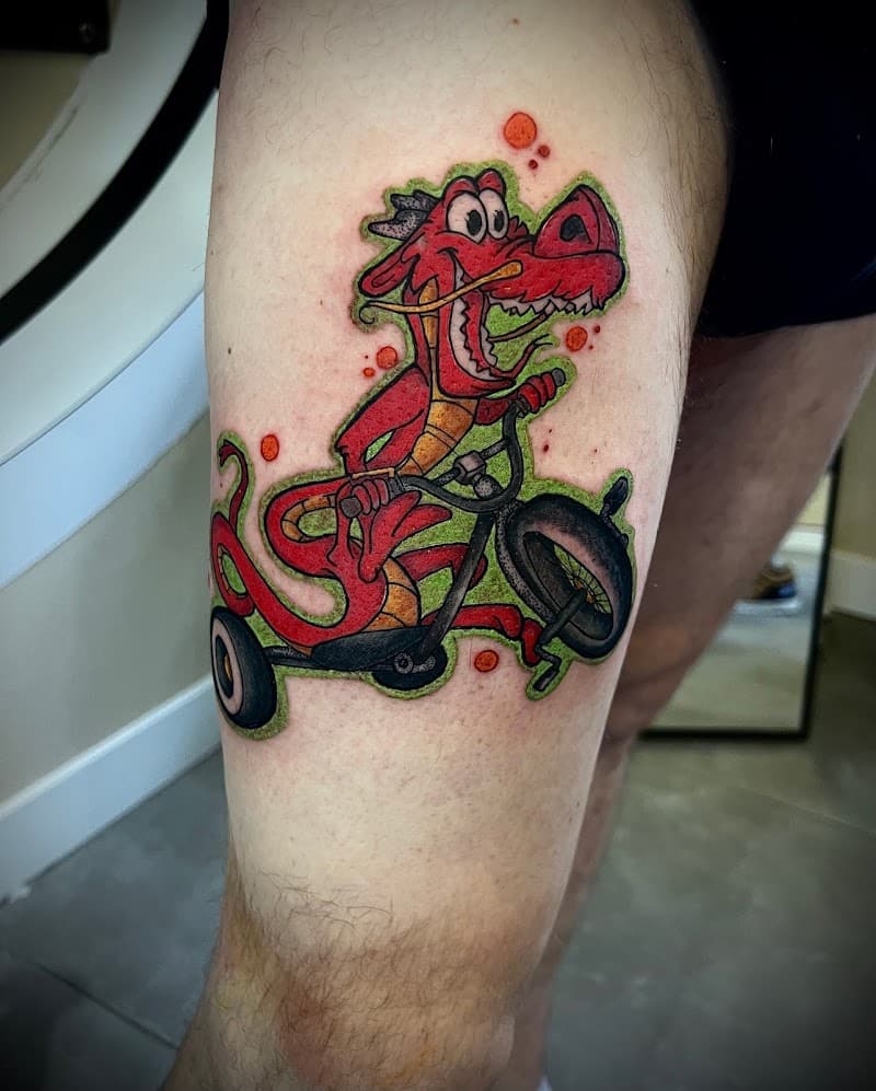 Kleurrijke cartoon tattoo van Mushu de draak op een driewieler.