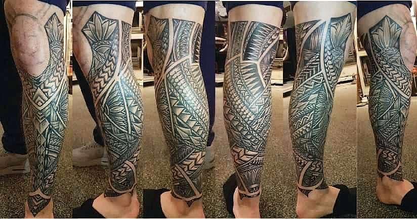 Grote Polynesische tribal tattoo op het volledige onderbeen.