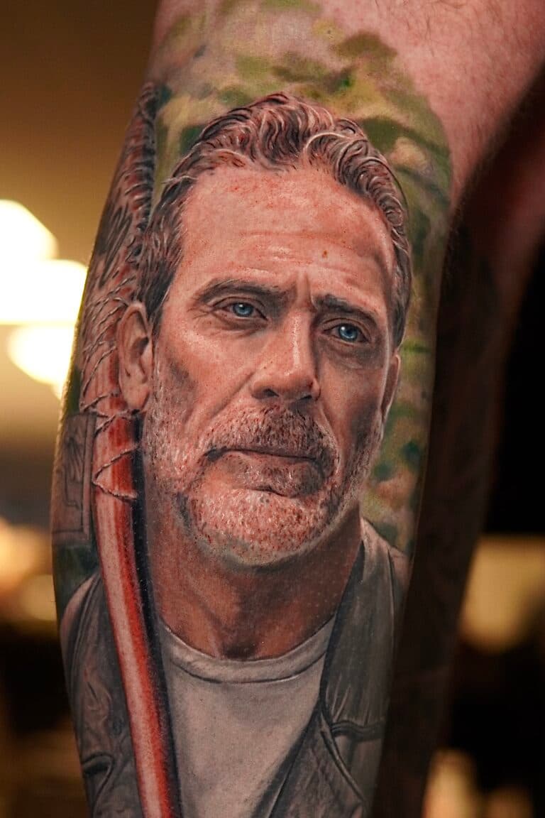 Realistisch portret van Negan met Lucille op onderbeen.