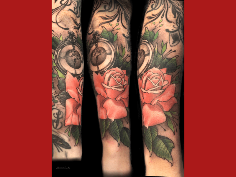 Neo-traditional oranje roos en zakhorloge op onderarm.