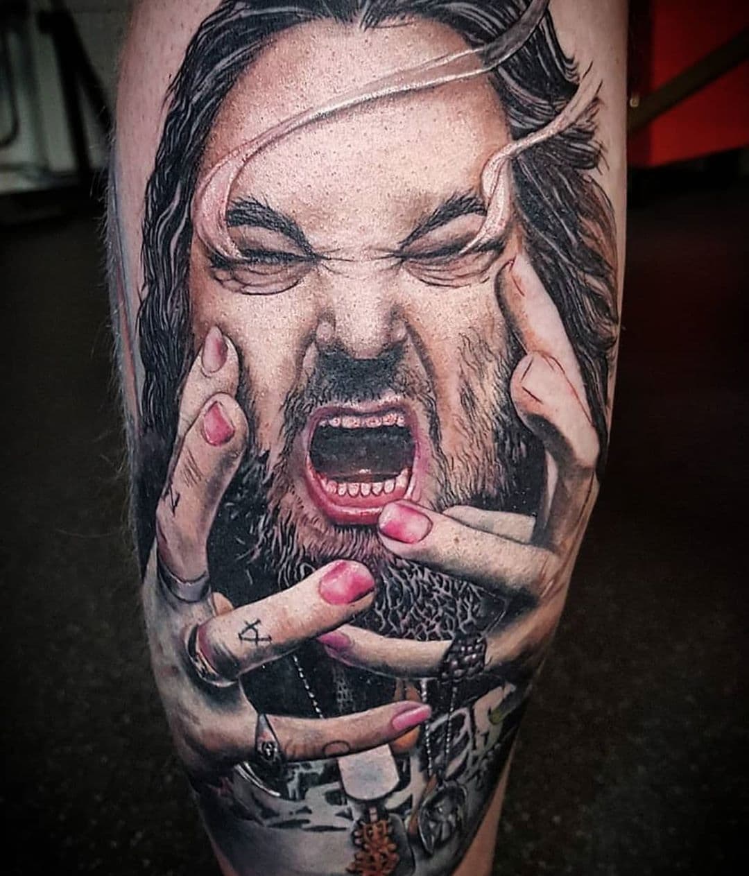 Realistisch portret van een schreeuwende man met handen voor zijn gezicht.