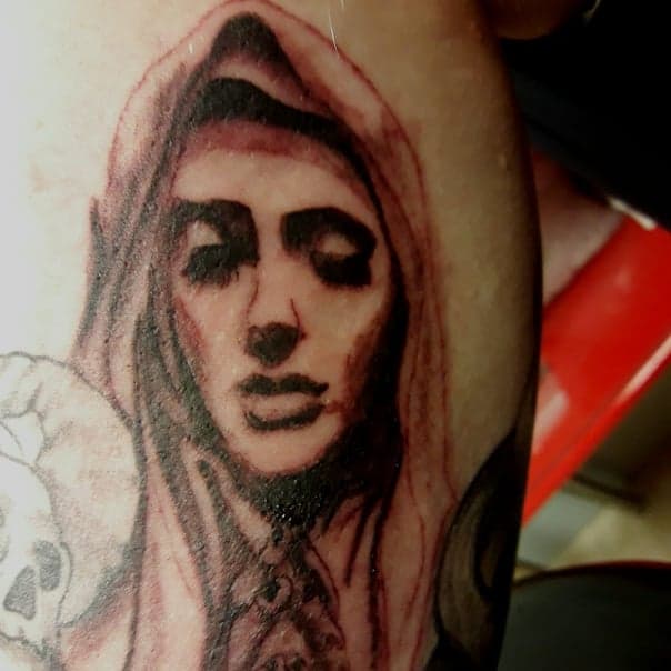 Realistisch portret van een vrouw met een kap, mogelijk een non of Maria.