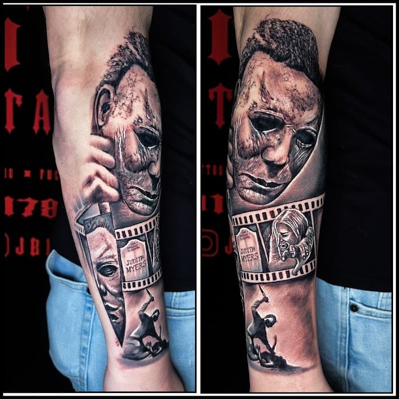 Realistische Michael Myers Halloween tattoo op onderarm.