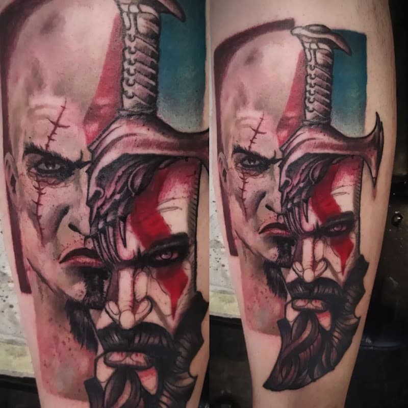 Illustratieve Kratos tattoo, jong en oud gezicht met bijl.