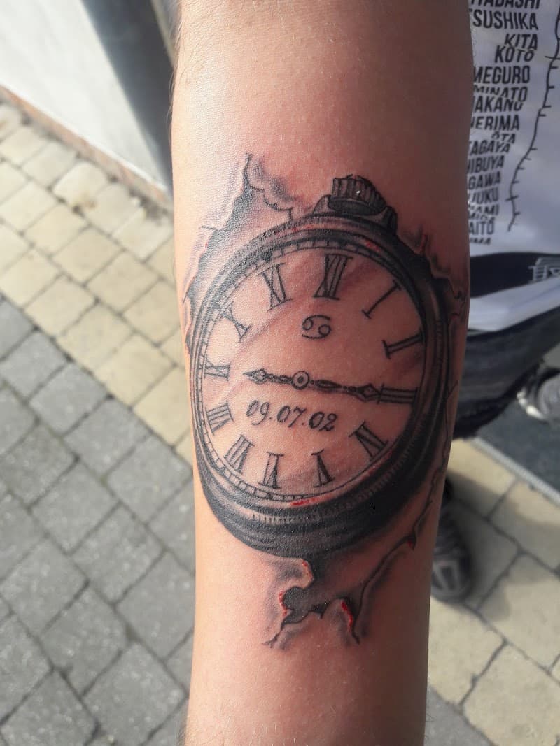 Realistisch zakhorloge dat door de huid breekt met datum en Kreeft symbool.