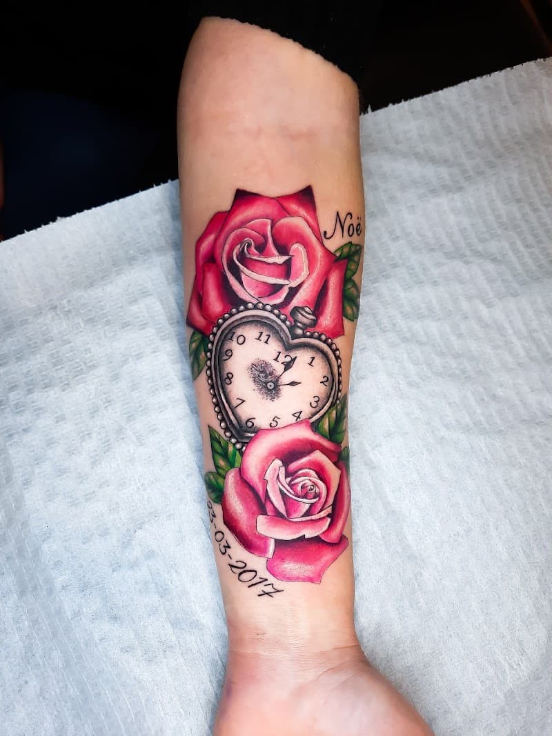 Realistische rode rozen met hartvormige klok en naam/datum op onderarm.