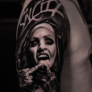 Realistische zwart-wit tattoo van een non met 'Sin City' tekst.