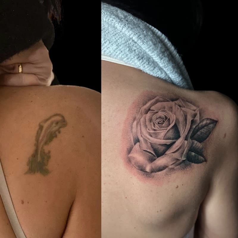 Realistische roos cover-up tattoo op schouderblad.
