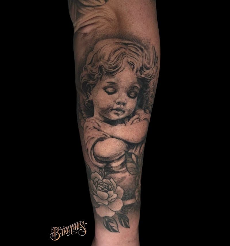 Realistisch portret van een cherubijn met bloemen op de onderarm.