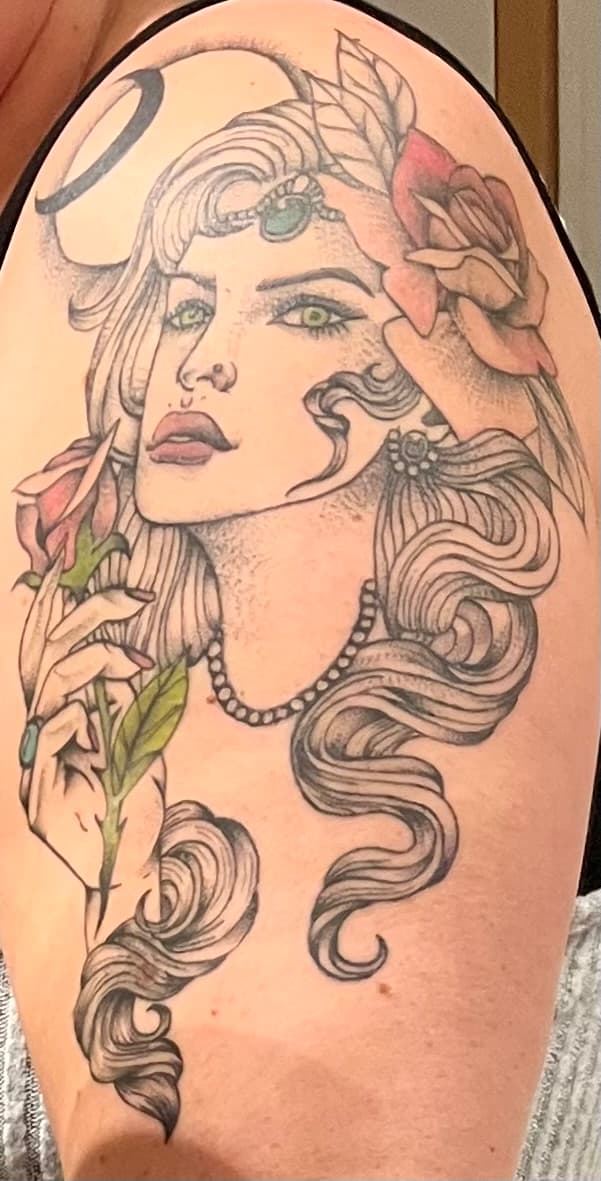 Neo-traditional portret van een vrouw met rozen en een halve maan.