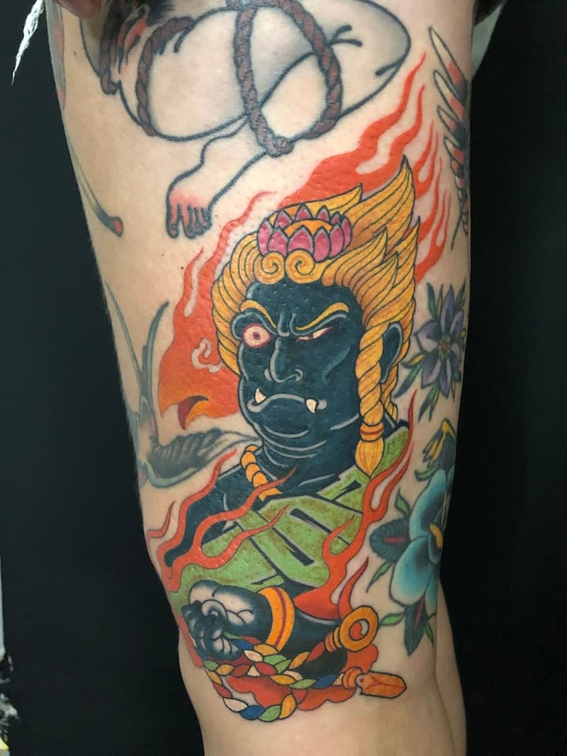 Kleurrijke Japanse demon (Oni) met vlammen op bovenbeen.