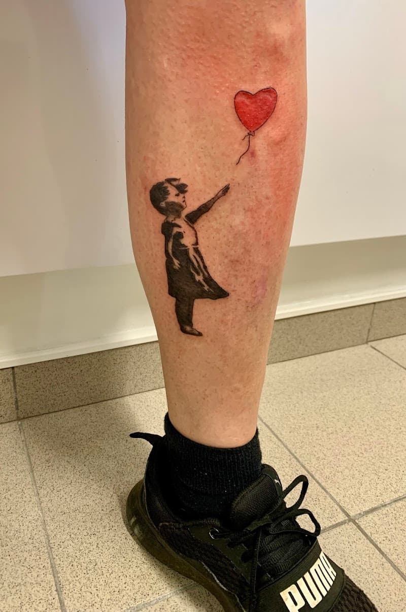 Banksy 'Girl with Balloon' tattoo op onderbeen.