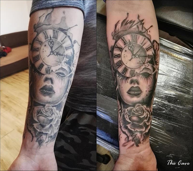 Voor-en-na van een trash-polka tattoo met klok, vrouwengezicht en roos op de onderarm.
