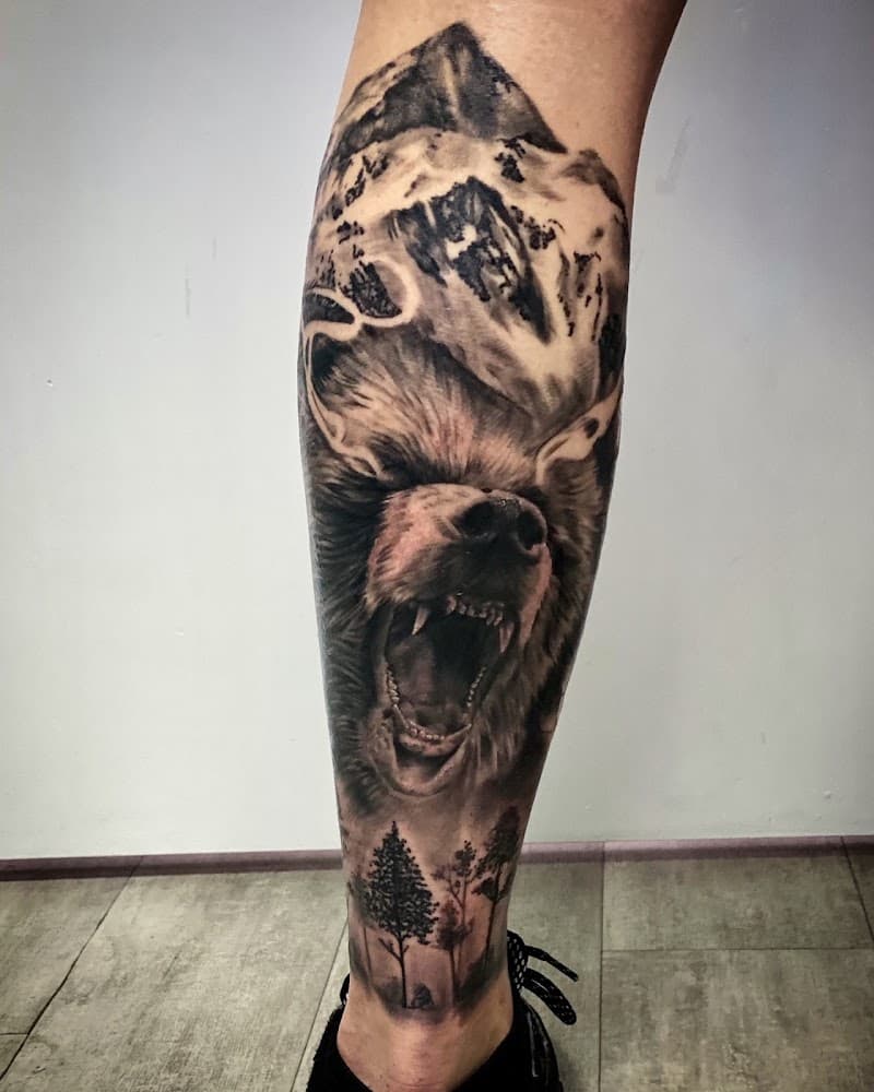 Realistische brullende beer en bergen op onderbeen.