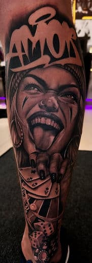 Chicano tattoo van vrouw met kaarten, dobbelstenen en 'AMOR' graffiti.