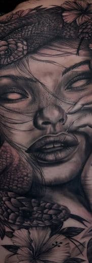 Realistisch portret van een vrouw met slangen en bloemen.