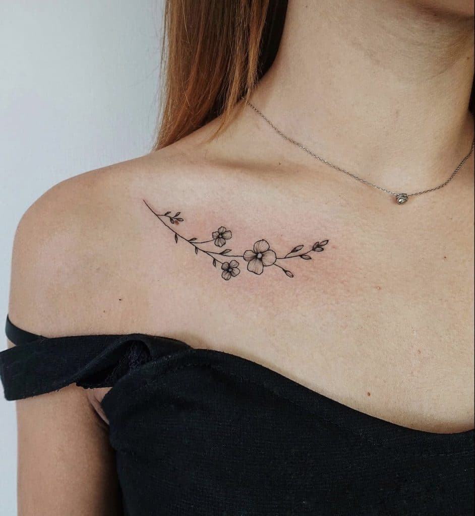 Fineline bloementak op het sleutelbeen.