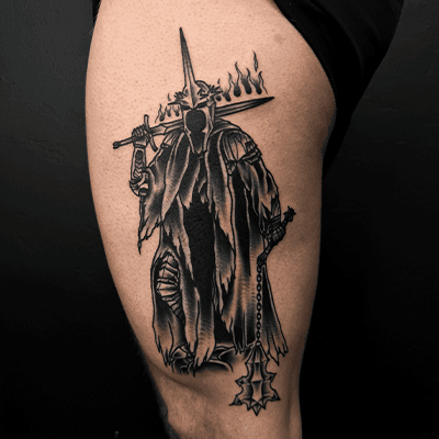 Blackwork tattoo van de Witch-King of Angmar uit Lord of the Rings op het bovenbeen.