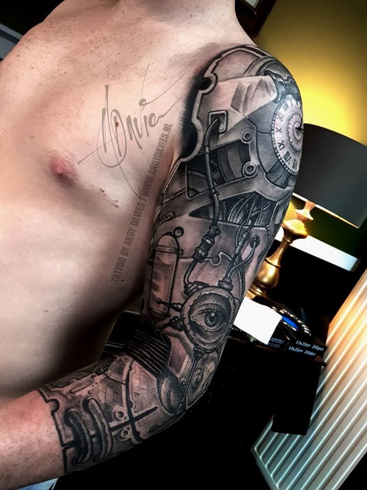 Biomechanische sleeve met klok en oog.