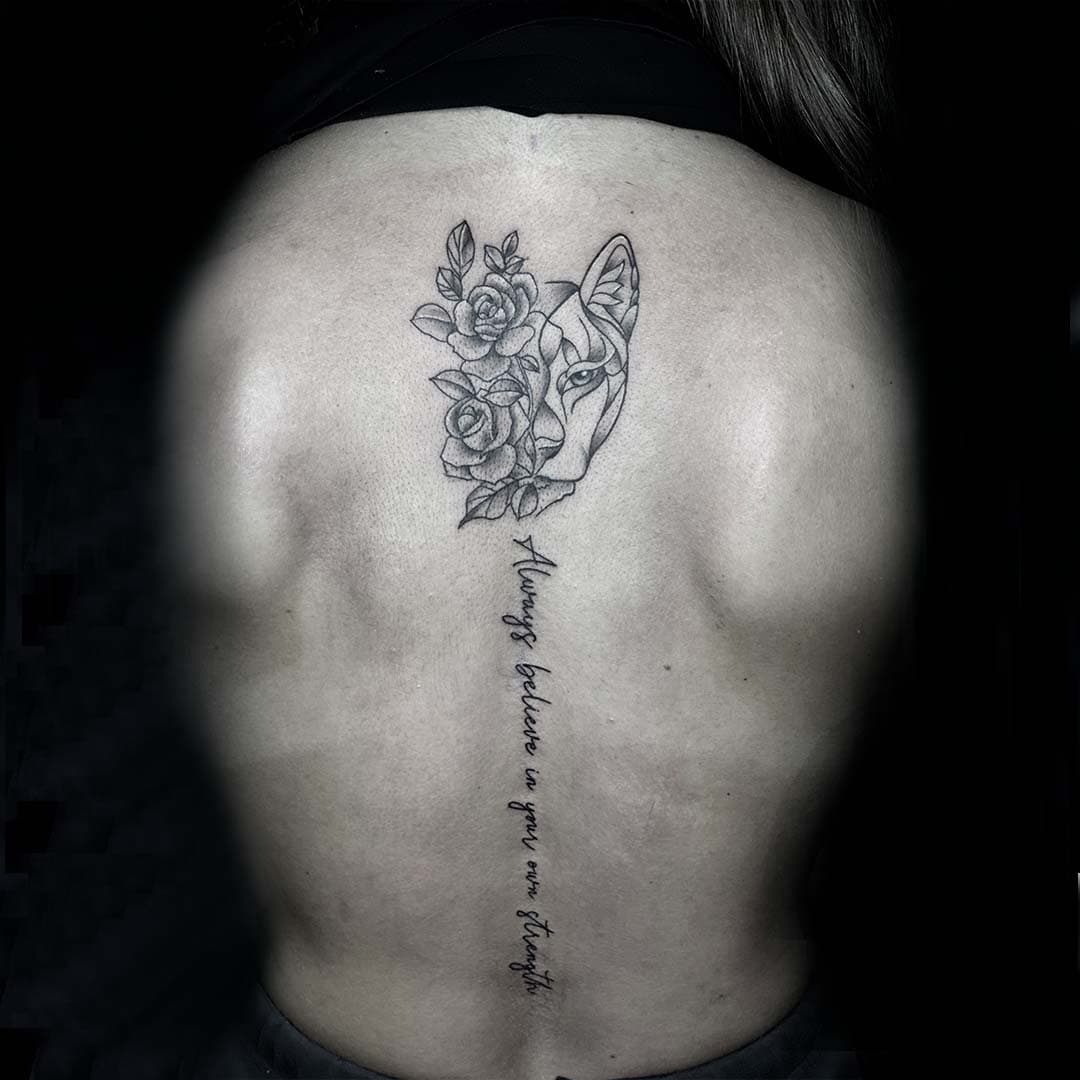 Geometrische leeuw met rozen en tekst op rug