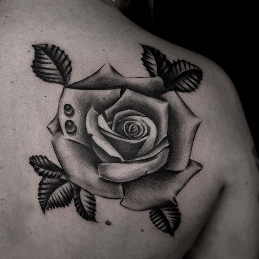 Realistische zwart-grijze roos met bladeren en waterdruppels op schouderblad.