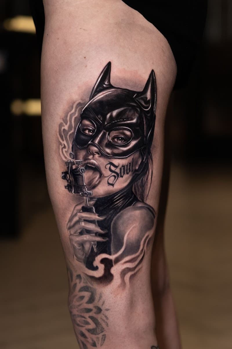 Realistische Catwoman met tattoo machine op bovenbeen