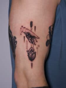 Hand met pijl door anatomisch hart en geometrische vormen.