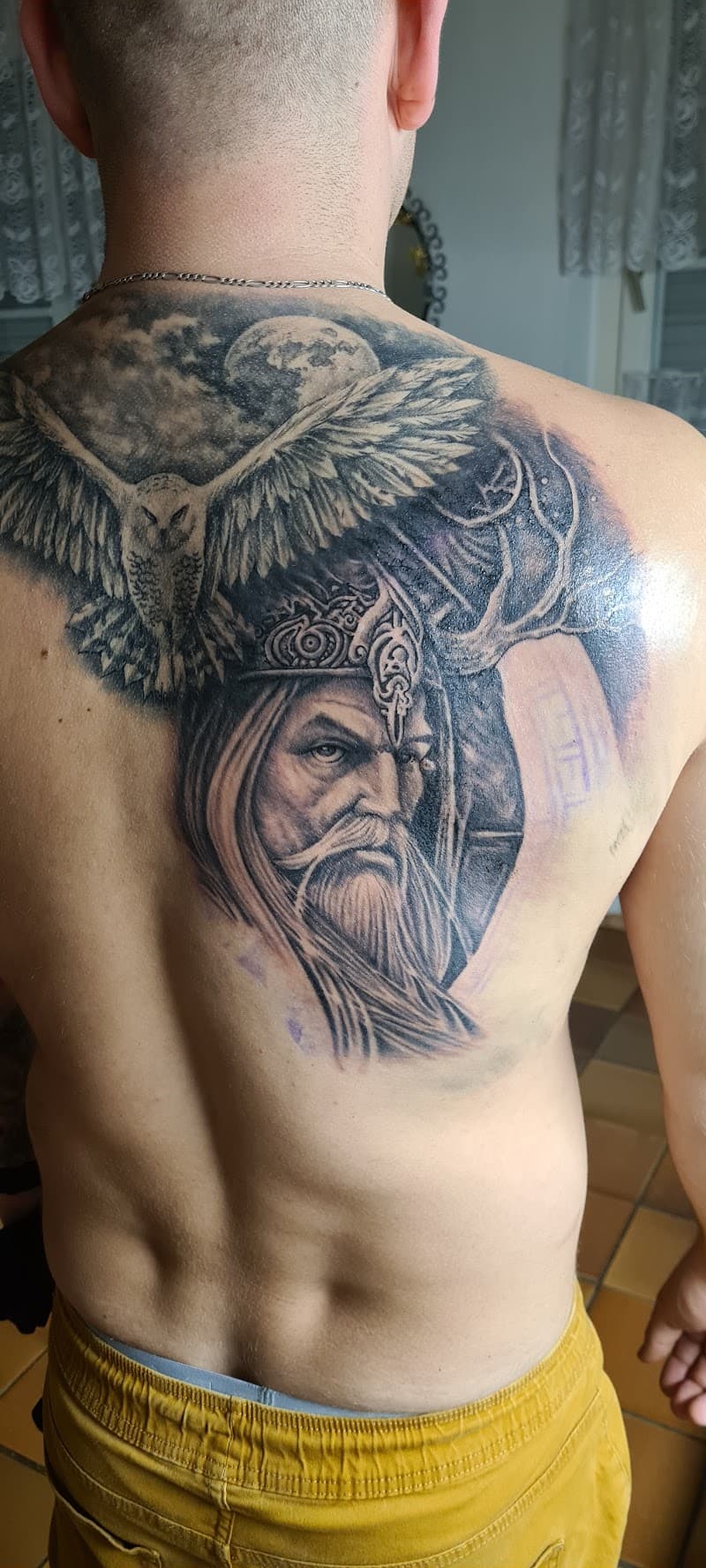 Realistisch portret van een koning met baard, uil en maan op de rug.