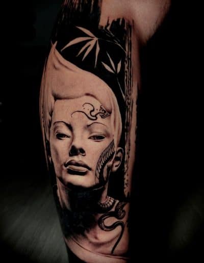 Realistisch portret vrouw met slangen en bamboe op been