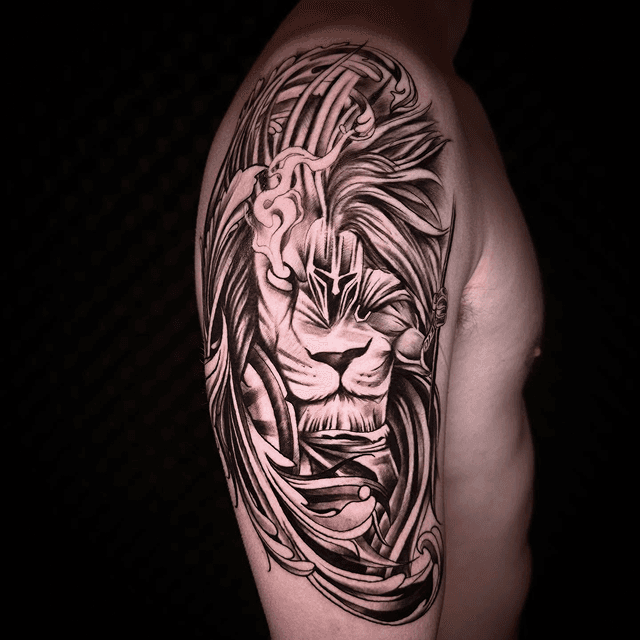 Black & grey tattoo van een leeuwenkop samengesmolten met een Spartaanse helm.