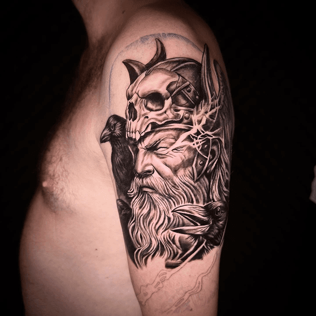 Realistische Odin met schedelhelm en raven op bovenarm.
