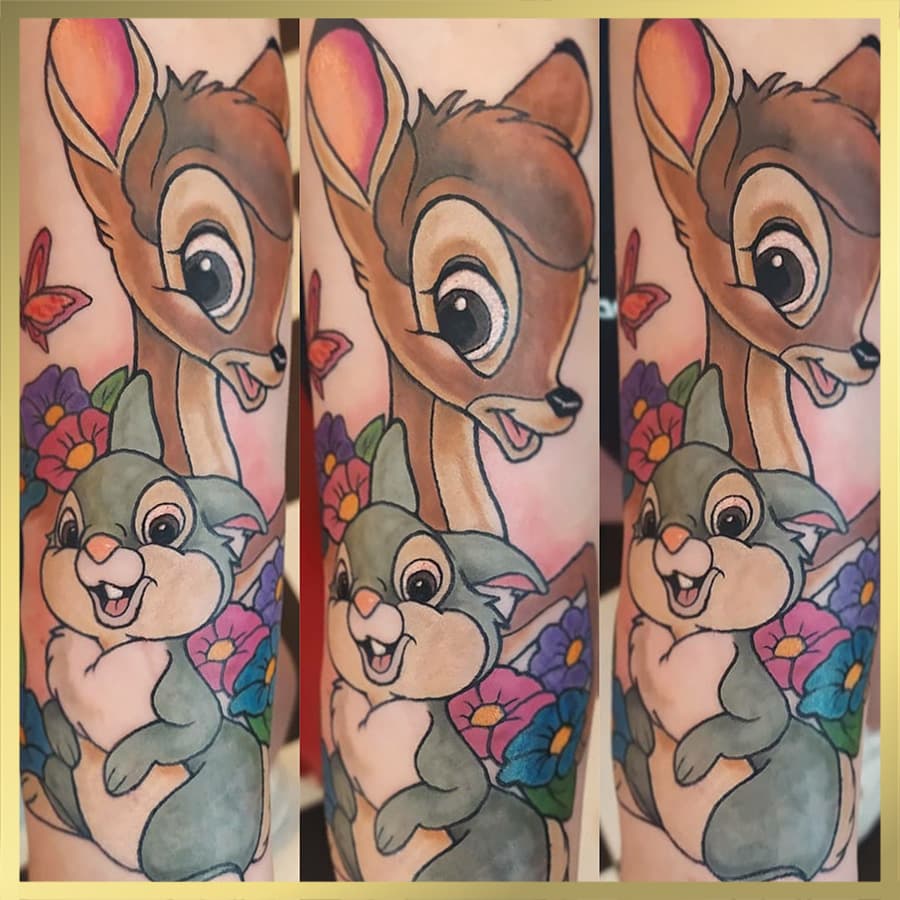 Kleurrijke tattoo van Bambi en Stampertje met bloemen en vlinders.