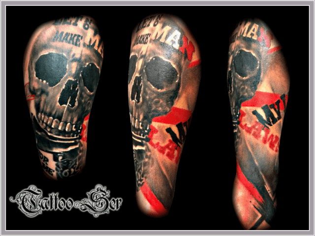 Trash-polka schedel tattoo met rode en zwarte tekst op bovenarm.