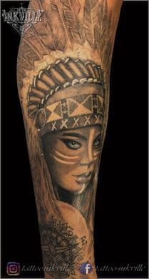 Realistisch portret van een inheemse vrouw met verentooi en kompas.