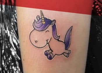 Schattige cartoon eenhoorn tattoo met paarse manen en gele hoorn.