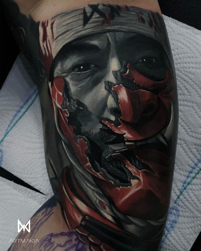 Realistisch portret van man met gebroken rode Hannya masker.