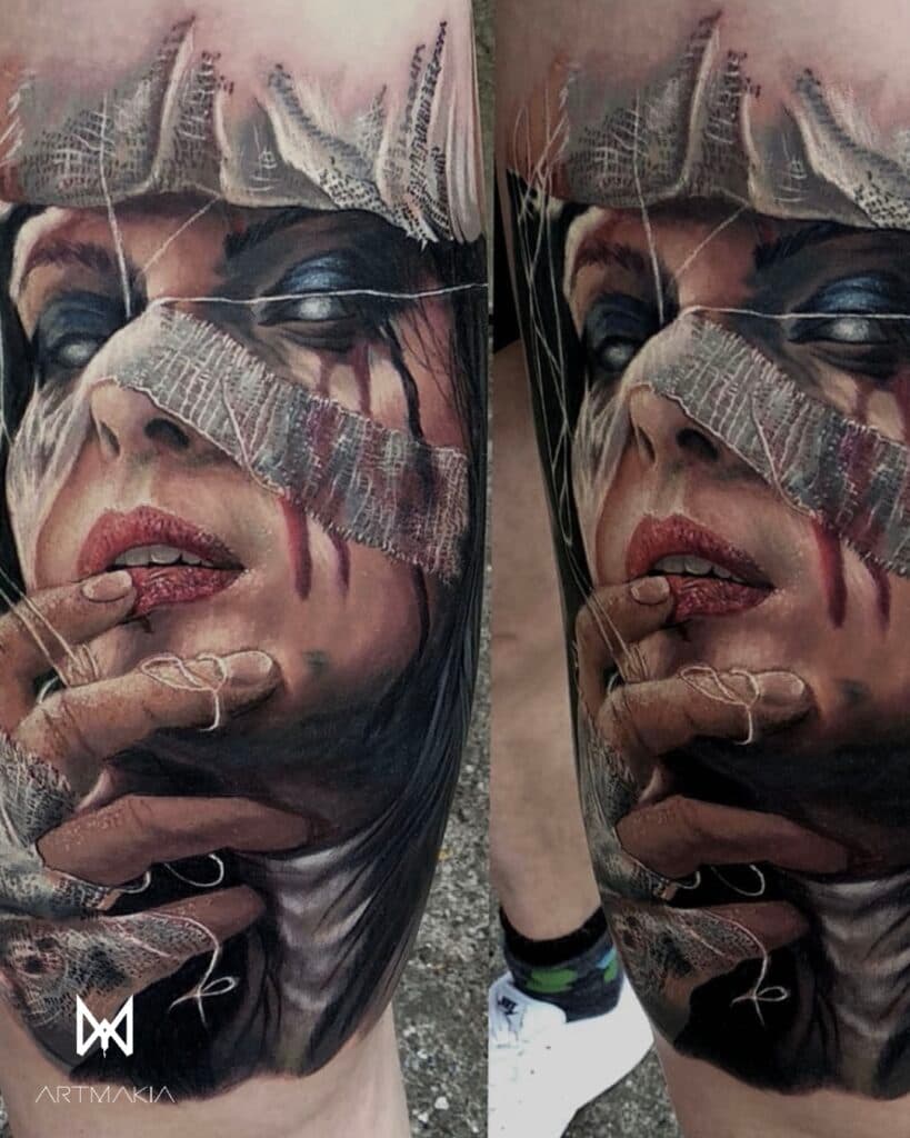 Realistisch portret van een vrouw met verband, bloed en witte ogen op het been.