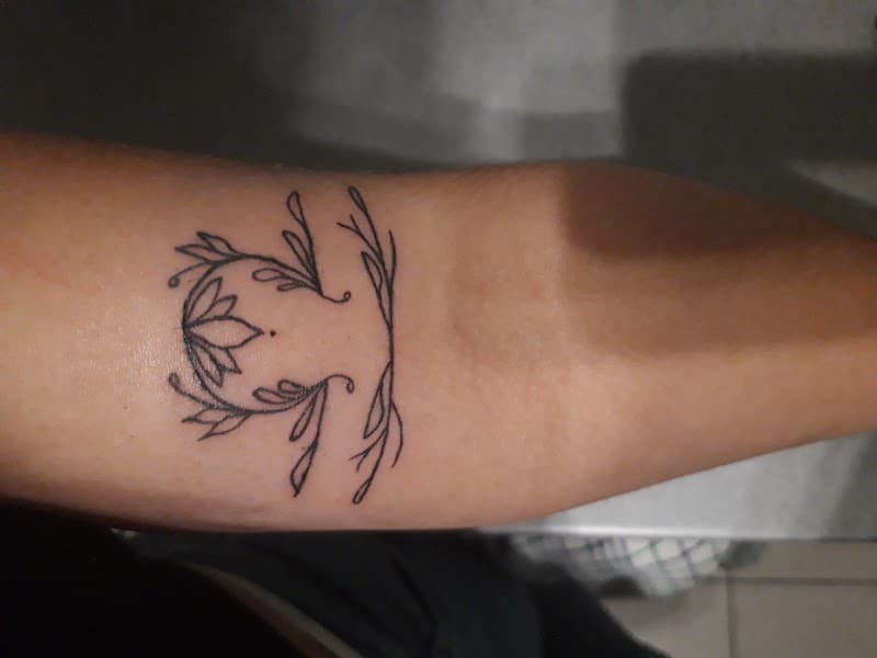 Fineline Weegschaal sterrenbeeld met bloemen op de binnenkant van de bovenarm.