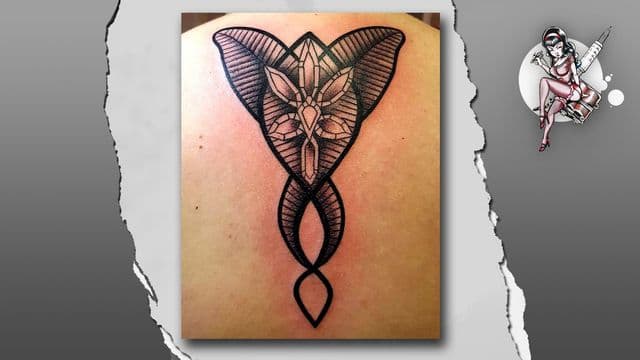 Grote geometrische blackwork tattoo op de bovenrug met dotwork shading.