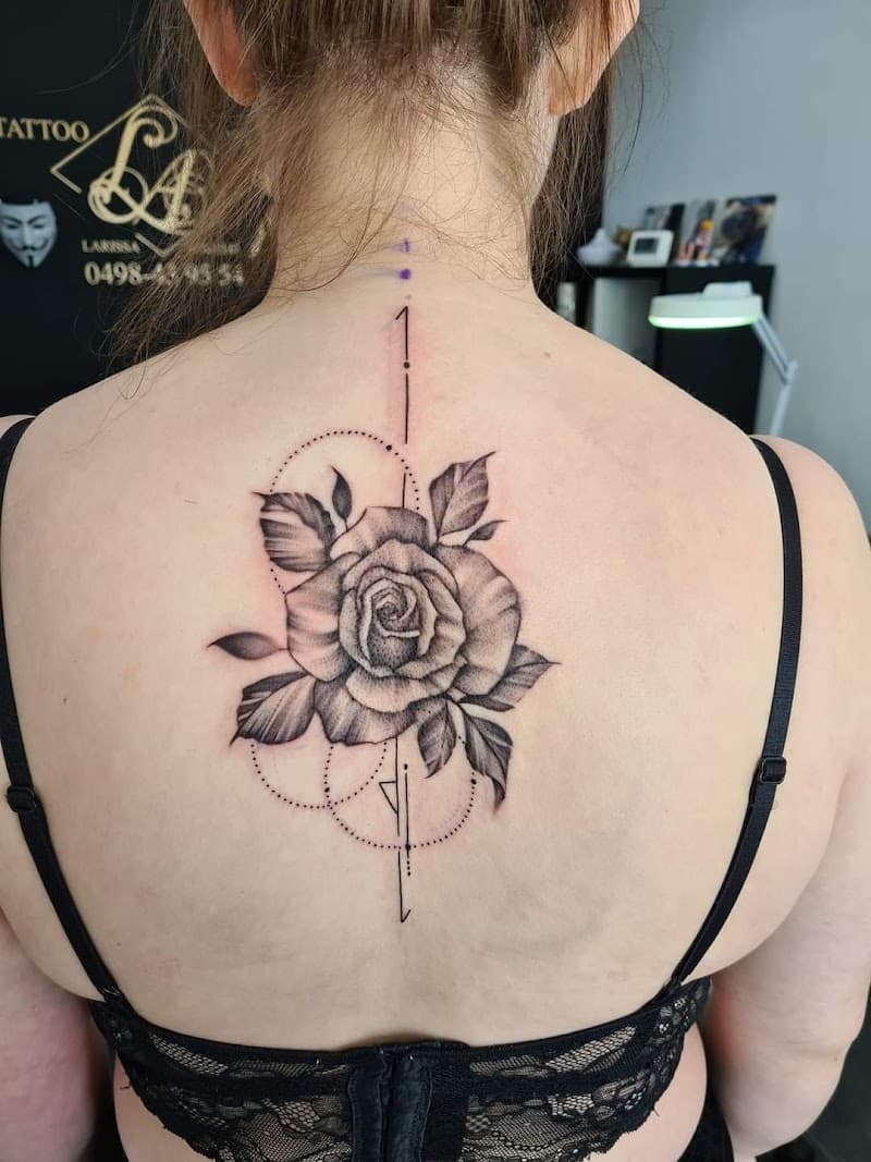 Realistische roos met geometrische lijnen op de bovenrug.